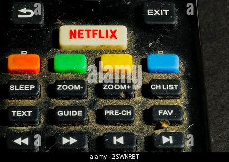 Athènes, Grèce - 21 février 2025. Gros plan d'une télécommande de téléviseur poussiéreuse. Banque D'Images