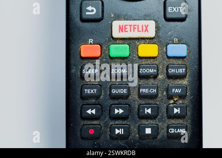 Athènes, Grèce - 21 février 2025. Gros plan d'une télécommande de téléviseur poussiéreuse. Banque D'Images