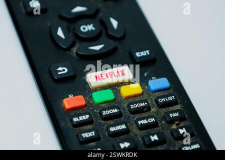 Athènes, Grèce - 21 février 2025. Gros plan d'une télécommande de téléviseur poussiéreuse. La surface montre de la saleté et de la crasse visibles Banque D'Images