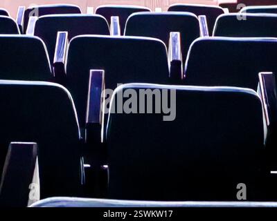 Sièges éclairés. La lueur abstraite de la magie de la nuit cinématographique. Banque D'Images