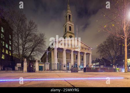 Tous Johns Church, Waterloo avec ligne bleue illuminée sur le trottoir. Architecture classique. Banque D'Images