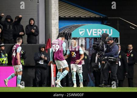 Burnley, Royaume-Uni. 21 février 2025. L'attaquant de Burnley Marcus Edwards (22 ans) marque un BUT 1-0 et célèbre avec le milieu de terrain de Burnley Josh Laurent (29 ans) lors du match Burnley FC vs Sheffield mercredi FC Skybet EFL Championship à Turf Moor, Burnley, Angleterre, Royaume-Uni le 21 février 2025 crédit : Phil Duncan/Every second Media crédit : Every second Media/Alamy Live News Banque D'Images