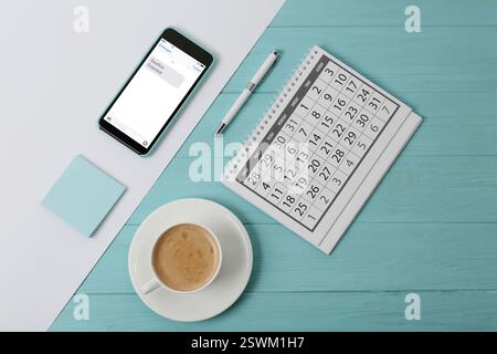 Délai prolongé message sur l'écran du téléphone mobile. Calendrier, stylo, café, notes de papier et gadget sur fond de couleur, pose à plat Banque D'Images