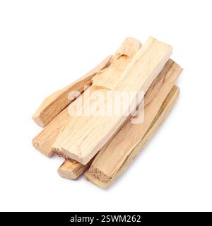 Pile de bâtons palo santo isolés sur blanc Banque D'Images