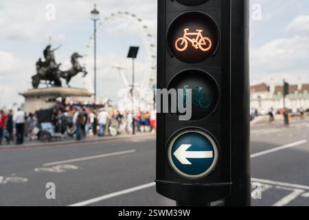 Feux de circulation à vélo supercycle de Londres l'autoroute, le pont de Westminster, montrant le rouge, tourner à gauche Banque D'Images