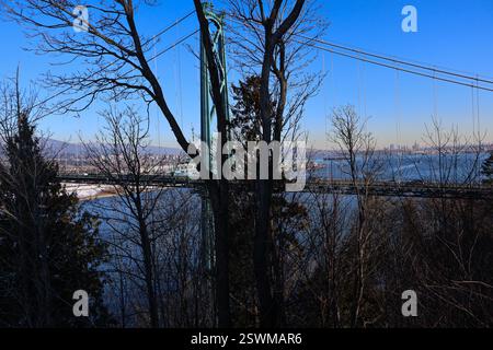 Pont Lions Gate enjambant Burrard Inlet. Photo prise à Prospect point, Stanley Park à Vancouver, C.-B. Banque D'Images