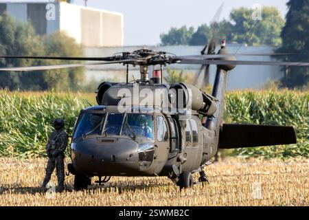 US Army Sikorsky UH-60 Black Hawk hélicoptère du 1-214th AVN (Wiesbaden Army Air Field) avant le décollage. Grave, pays-Bas - 17 septembre 2014 Banque D'Images