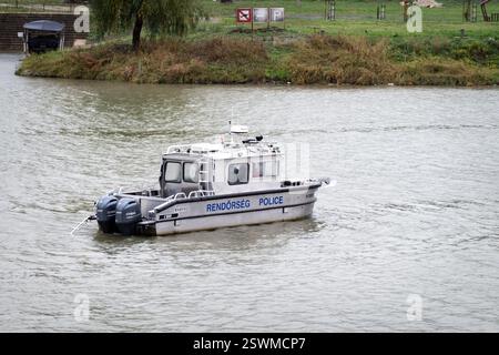 TOKAJ, HONGRIE - 27 OCTOBRE 2023 : bateau de police dans les eaux hongroises à Tokaj, rivière Tisza, par mauvais temps Banque D'Images