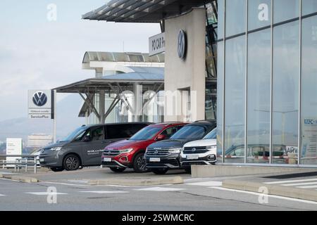 PRESOV, SLOVAQUIE - 29 OCTOBRE 2023 : voitures multisegments VW devant le concessionnaire Volkswagen Banque D'Images