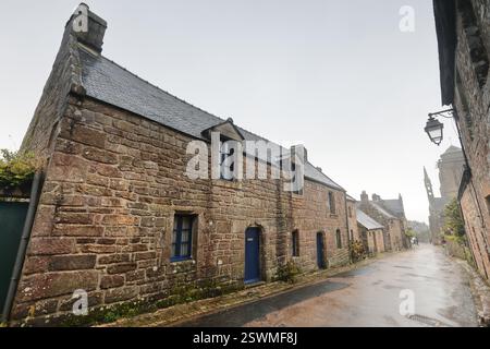 312 granit face des maisons du côté ouest Rue prépar-Maurice Street allant à Church Square-Chapel of Pénity-assurés Tour de l'église Ronan. Locronan-Bretagne-France Banque D'Images