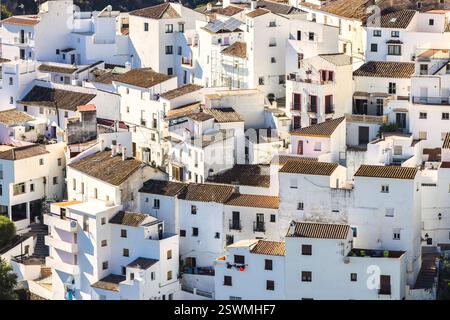 Casares ville en Andalousie, Espagne, Europe. Village blanchi à la chaux niché sur une colline, un labyrinthe de toits et de bâtiments sous le soleil. Banque D'Images