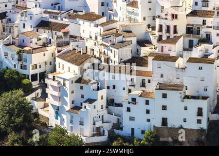 Casares ville en Andalousie, Espagne, Europe. Village blanchi à la chaux niché sur une colline, un ensemble pittoresque de bâtiments sous un soleil éclatant. Banque D'Images