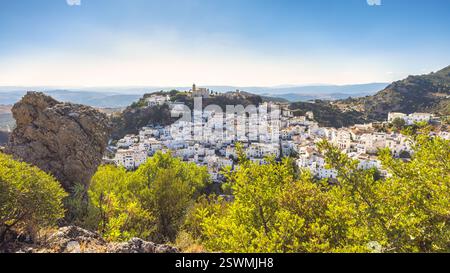 Casares ville en Andalousie, Espagne, Europe. Village blanchi à la chaux niché dans une colline, surplombant une vaste vallée sous un ciel bleu clair. Banque D'Images
