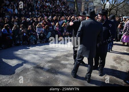 New York, New York, États-Unis. 21 février 2025. Les hommes parlent en caucus alors que les dirigeantes juives se réunissent pour une photo de groupe devant le siège mondial de Chabad-Lubavitch dans le quartier de Brooklyn à New York. La Conférence internationale des émissaires de Chabad-Lubavitch est un événement annuel visant à renforcer la conscience et la pratique juives dans le monde. Les femmes des centres Chabad du monde entier se réunissent pour insuffler soutien, confiance et fierté aux Juifs confrontés de plus en plus à l’adversité. (Crédit image : © Bianca Otero/ZUMA Press Wire) USAGE ÉDITORIAL SEULEMENT! Non destiné à UN USAGE commercial ! Banque D'Images