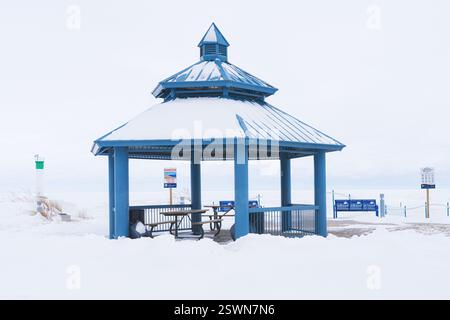 Belvédère couvert de neige photographié par une froide journée de février à Grand Bend Beach Ontario, Canada. Banque D'Images