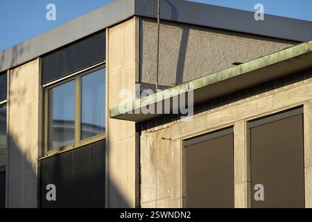 Bottrop, NRW, Allemagne, la lumière du soleil se reflétant sur une façade de bâtiment moderne avec une gouttière en cuivre, soulignant les détails architecturaux, Europe Banque D'Images
