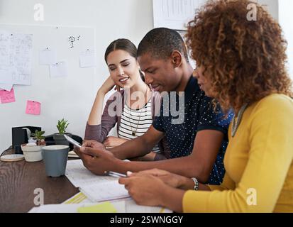 Personnes, tablette et projet à la réunion, démarrage et groupe pour examen, recherche ou synergie pour la planification. Femmes, homme et équipe avec diversité, app et Banque D'Images