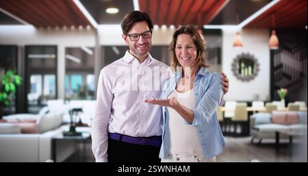 Charmant couple fier de nouveaux propriétaires tenant des clés Banque D'Images