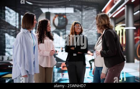 Entrepreneure réussie dirigeant une réunion stratégique avec divers membres de l'équipe. Banque D'Images
