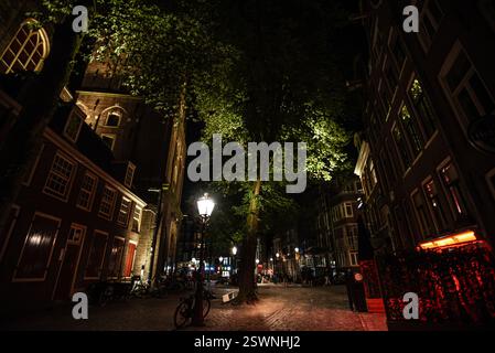 Scène nocturne atmosphérique à Oudekerksplein - Amsterdam, pays-Bas Banque D'Images