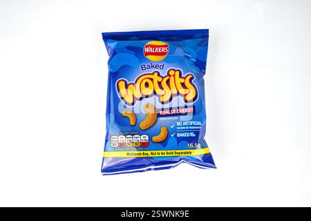 Walkers Wotsits Cheesy corn Puffs – pays de Galles, Royaume-Uni – 18 février 2025 Banque D'Images