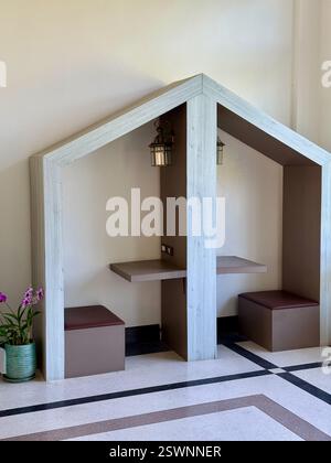 Cozy Office Nook avec un design en forme de maison Un espace de travail moderne et minimaliste avec des niches en bois en forme de silhouette de maison. Banque D'Images