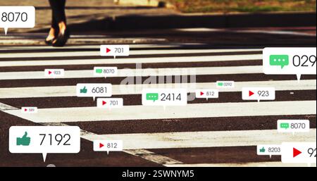 Image d'engagement des médias sociaux sur une rue animée avec diverses icônes d'interaction Banque D'Images