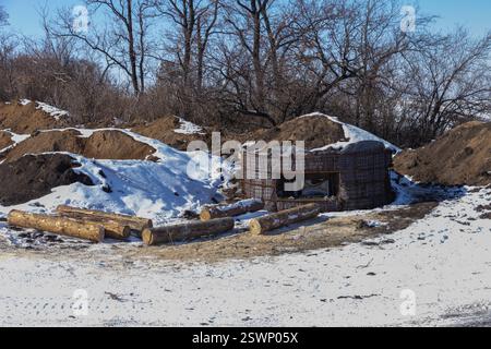 Marioupol, Ukraine. 22 février 2025. Camouflage d'un char T64 par l'équipage de la 56e brigade d'infanterie motorisée séparée de Marioupol en position fermée près du front dans la région de Donetsk. Peu avant le troisième anniversaire de la guerre en Ukraine lors des négociations de cessez-le-feu, le 21 février 2025. Photo. Par Yevhen Titov/ABACAPRESS. COM Credit : Abaca Press/Alamy Live News Banque D'Images