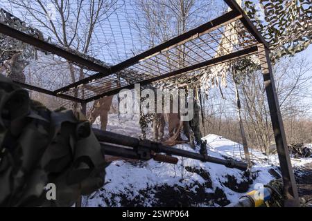 Marioupol, Ukraine. 22 février 2025. Camouflage d'un char T64 par l'équipage de la 56e brigade d'infanterie motorisée séparée de Marioupol en position fermée près du front dans la région de Donetsk. Peu avant le troisième anniversaire de la guerre en Ukraine lors des négociations de cessez-le-feu, le 21 février 2025. Photo. Par Yevhen Titov/ABACAPRESS. COM Credit : Abaca Press/Alamy Live News Banque D'Images