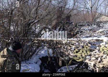 Marioupol, Ukraine. 22 février 2025. Camouflage d'un char T64 par l'équipage de la 56e brigade d'infanterie motorisée séparée de Marioupol en position fermée près du front dans la région de Donetsk. Peu avant le troisième anniversaire de la guerre en Ukraine lors des négociations de cessez-le-feu, le 21 février 2025. Photo. Par Yevhen Titov/ABACAPRESS. COM Credit : Abaca Press/Alamy Live News Banque D'Images