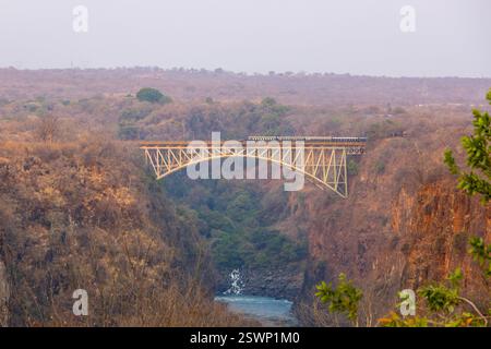 Le train s'est arrêté au pont des chutes Victoria au-dessus du fleuve Zambèze au Zimbabwe. Septembre 2024 Banque D'Images