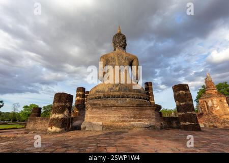 Le parc historique de Sukhothai est un endroit magnifique et précieux avec plus de 700 ans d'histoire en Thaïlande. Il abrite de nombreux sites antiques précieux Banque D'Images