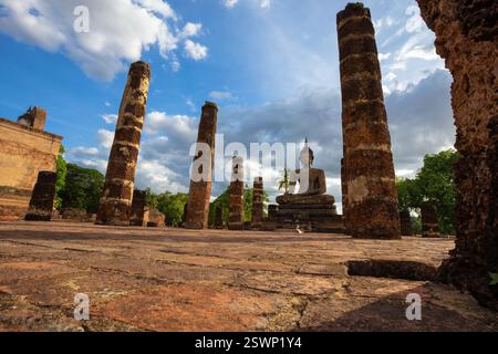 Le parc historique de Sukhothai est un endroit magnifique et précieux avec plus de 700 ans d'histoire en Thaïlande. Il abrite de nombreux sites antiques précieux Banque D'Images
