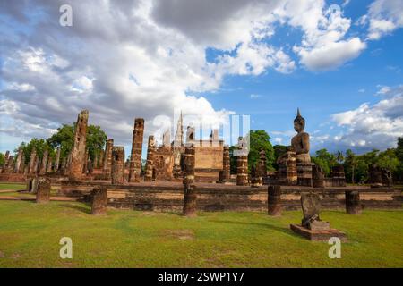 Le parc historique de Sukhothai est un endroit magnifique et précieux avec plus de 700 ans d'histoire en Thaïlande. Il abrite de nombreux sites antiques précieux Banque D'Images
