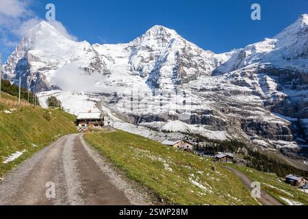 Vue de l'Eiger et du Monch depuis Kleine Scheidegg, Alpes suisses, Suisse, en journée de printemps enneigée Banque D'Images