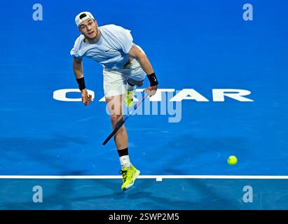Doha, Qatar. 21 février 2025. Jack Draper, de Grande-Bretagne, fait son retour lors de la demi-finale masculine en simple entre Jiri Lehecka, de la République tchèque, et Jack Draper, de Grande-Bretagne, lors de l'ATP Qatar Open de tennis à Doha, Qatar, le 21 février 2025. Crédit : Nikku/Xinhua/Alamy Live News Banque D'Images