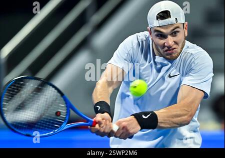 Doha, Qatar. 21 février 2025. Jack Draper, de Grande-Bretagne, fait son retour lors de la demi-finale masculine en simple entre Jiri Lehecka, de la République tchèque, et Jack Draper, de Grande-Bretagne, lors de l'ATP Qatar Open de tennis à Doha, Qatar, le 21 février 2025. Crédit : Nikku/Xinhua/Alamy Live News Banque D'Images