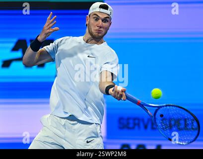 Doha, Qatar. 21 février 2025. Jack Draper, de Grande-Bretagne, fait son retour lors de la demi-finale masculine en simple entre Jiri Lehecka, de la République tchèque, et Jack Draper, de Grande-Bretagne, lors de l'ATP Qatar Open de tennis à Doha, Qatar, le 21 février 2025. Crédit : Nikku/Xinhua/Alamy Live News Banque D'Images