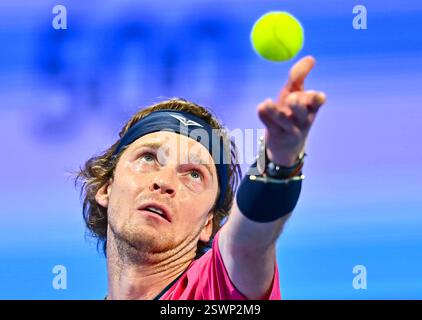Doha, Qatar. 21 février 2025. Andrey Rublev, de Russie, sert pendant le match de demi-finale masculin en simple contre Felix Auger-Aliassime, du Canada, au tournoi de tennis ATP Qatar Open à Doha, Qatar, le 21 février 2025. Crédit : Nikku/Xinhua/Alamy Live News Banque D'Images