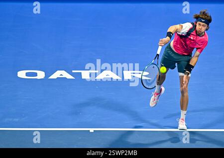 Doha, Qatar. 21 février 2025. Andrey Rublev, de Russie, sert pendant le match de demi-finale masculin en simple contre Felix Auger-Aliassime, du Canada, au tournoi de tennis ATP Qatar Open à Doha, Qatar, le 21 février 2025. Crédit : Nikku/Xinhua/Alamy Live News Banque D'Images