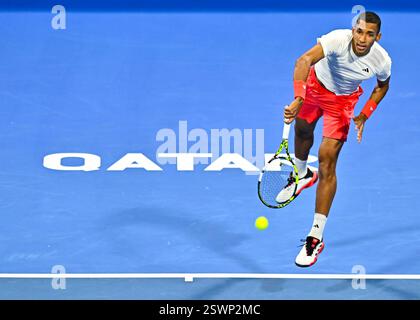Doha, Qatar. 21 février 2025. Felix Auger-Aliassime, du Canada, participe à la demi-finale masculine en simple contre Andrey Rublev, de Russie, au tournoi de tennis ATP Qatar Open à Doha, au Qatar, le 21 février 2025. Crédit : Nikku/Xinhua/Alamy Live News Banque D'Images