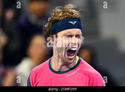 Doha, Qatar. 21 février 2025. Andrey Rublev, de Russie, réagit lors de la demi-finale masculine en simple contre Felix Auger-Aliassime, du Canada, au tournoi de tennis ATP Qatar Open à Doha, Qatar, le 21 février 2025. Crédit : Nikku/Xinhua/Alamy Live News Banque D'Images