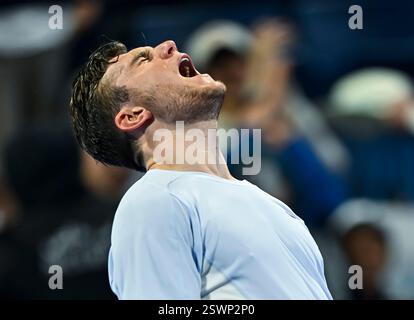 Doha, Qatar. 21 février 2025. Jack Draper, de Grande-Bretagne, célèbre sa victoire en demi-finale masculine entre Jiri Lehecka, de la République tchèque, et Jack Draper, de Grande-Bretagne, au tournoi de tennis ATP Qatar Open à Doha, Qatar, le 21 février 2025. Crédit : Nikku/Xinhua/Alamy Live News Banque D'Images