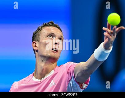 Doha, Qatar. 21 février 2025. Jiri Lehecka, de la République tchèque, sert lors du match de demi-finale masculin en simple opposant Jiri Lehecka, de la République tchèque, et Jack Draper, de la Grande-Bretagne, lors de l'ATP Qatar Open de tennis à Doha, Qatar, le 21 février 2025. Crédit : Nikku/Xinhua/Alamy Live News Banque D'Images
