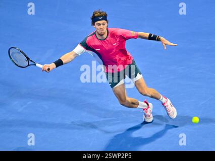 Doha, Qatar. 21 février 2025. Andrey Rublev, de Russie, fait son retour lors de la demi-finale masculine en simple contre Felix Auger-Aliassime, du Canada, au tournoi de tennis ATP Qatar Open à Doha, Qatar, le 21 février 2025. Crédit : Nikku/Xinhua/Alamy Live News Banque D'Images