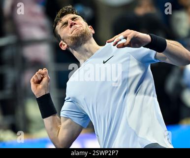 Doha, Qatar. 21 février 2025. Jack Draper, de Grande-Bretagne, célèbre sa victoire en demi-finale masculine entre Jiri Lehecka, de la République tchèque, et Jack Draper, de Grande-Bretagne, au tournoi de tennis ATP Qatar Open à Doha, Qatar, le 21 février 2025. Crédit : Nikku/Xinhua/Alamy Live News Banque D'Images