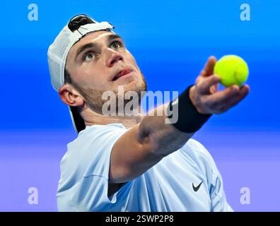 Doha, Qatar. 21 février 2025. Jack Draper, de Grande-Bretagne, participe à la demi-finale masculine en simple entre Jiri Lehecka, de la République tchèque, et Jack Draper, de Grande-Bretagne, au tournoi de tennis ATP Qatar Open à Doha, Qatar, le 21 février 2025. Crédit : Nikku/Xinhua/Alamy Live News Banque D'Images