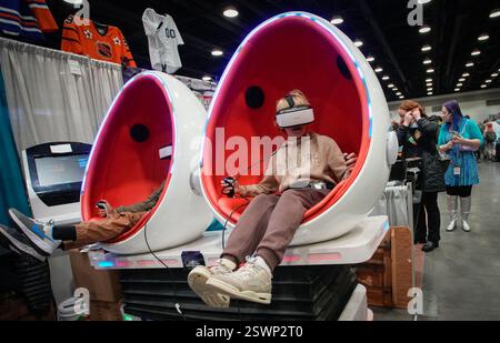 Vancouver, Canada. 21 février 2025. Les enfants participent à un jeu de VR lors de la Fan Expo Vancouver 2025 à Vancouver, Colombie-Britannique, Canada, le 21 février 2025. En tant qu’un des plus grands événements de bande dessinée, de science-fiction, d’anime et de jeu au Canada, le spectacle annuel se tient ici du 21 au 23 février. Crédit : Liang Sen/Xinhua/Alamy Live News Banque D'Images