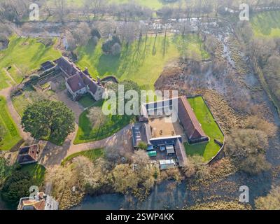 vue aérienne du prieuré de michelham dans le dicker supérieur dans l'est du sussex. Ancien prieuré augustinien à douves et lieu de mariage populaire Banque D'Images