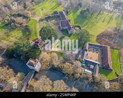 vue aérienne du prieuré de michelham dans le dicker supérieur dans l'est du sussex. Ancien prieuré augustinien à douves et lieu de mariage populaire Banque D'Images